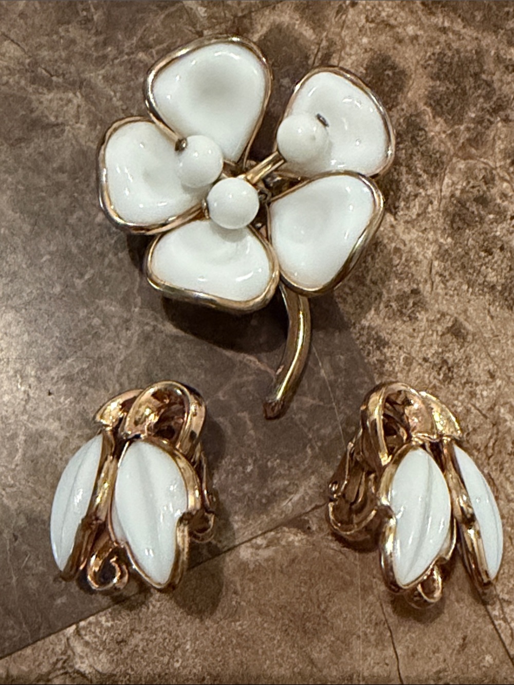 VINTAGE Crown Trifari poured white milk glass flowers brooch and earring set.
